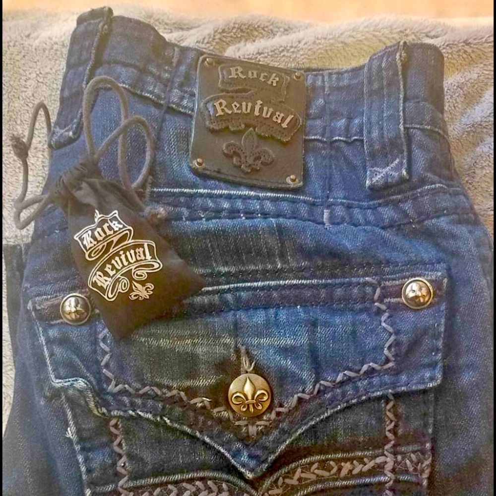 Rock Revival jeans
distressed look. Straight Cut